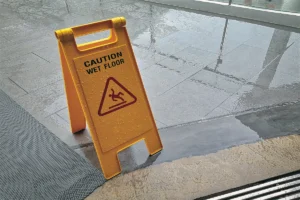 What Is the Difference Between Actual and Constructive Notice in Slip and Fall Claims?